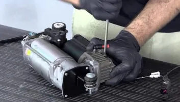 Ремонт компрессора пневматической подвески автомобилей: причины и важность исправления