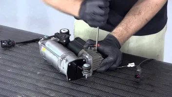 Компрессор пневмоподвески шумит или не работает — причины и ремонт